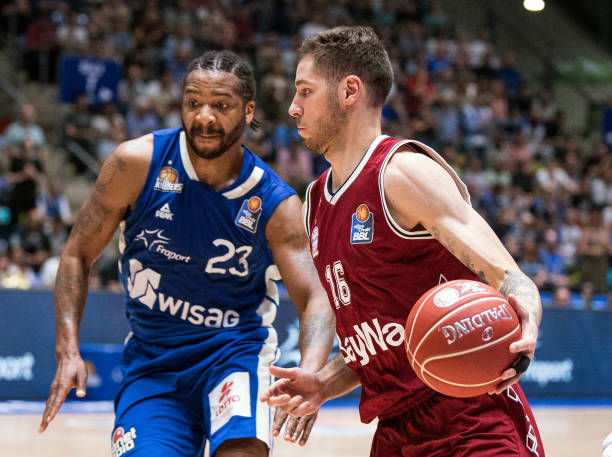 们在中场引 们在中场引